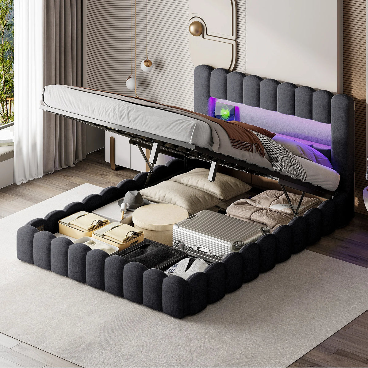 Lit coffre rembourré gris ouvert sur son rangement (matelas non inclus)