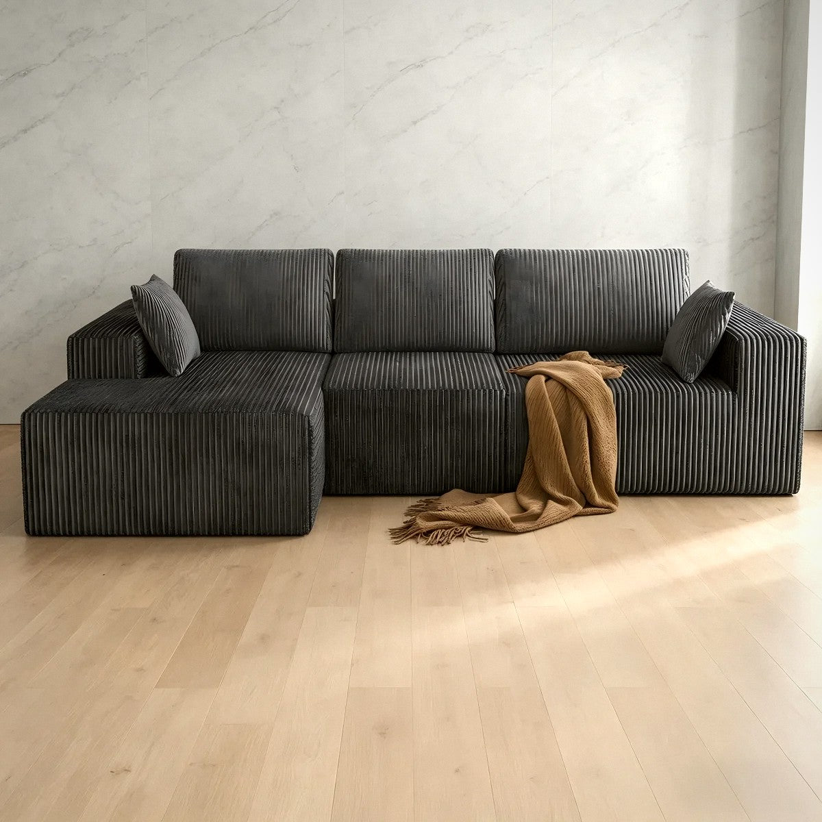 Canapé modulable en velours côtelé anthracite sur parquet clair